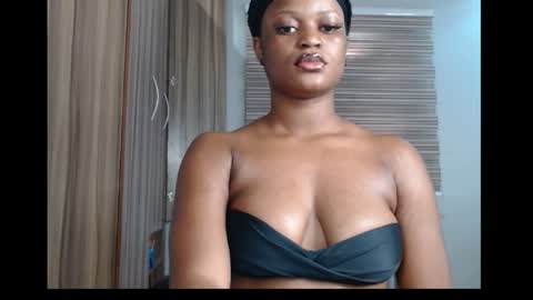 Snapshot of cum_ebony_petitxx chatting on 10-13-25, 07:30 cath online show from 10-13-25, 07:30