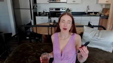 Snapshot of cum_with_quinn chatting on 10-11-25, 04:49 Quinn online show from 10-11-25, 04:49