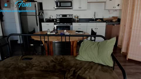 Snapshot of cum_with_quinn chatting on 10-15-25, 05:35 Quinn online show from 10-15-25, 05:35