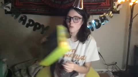 Snapshot of cupiesbedroom chatting on 12-16-25, 11:21 Cupid online show from 12-16-25, 11:21