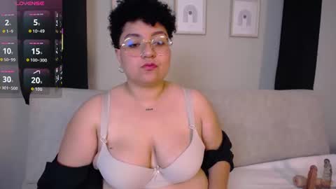 Snapshot of curly_cam_queen chatting on 07-18-26, 10:57 Bruna online show from 07-18-26, 10:57