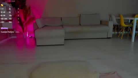 Snapshot of curlyanto chatting on 11-17-25, 06:41 Antonia online show from 11-17-25, 06:41