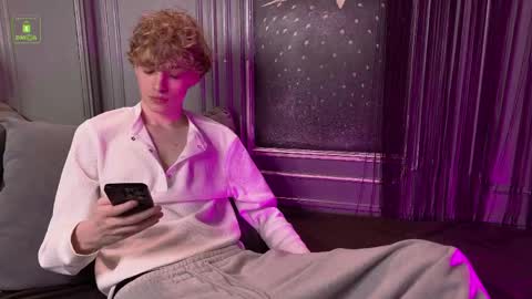 Snapshot of curlytwinkboy chatting on 05-22-26, 04:30 KEVIN online show from 05-22-26, 04:30
