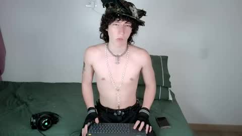 Snapshot of curlyytwink chatting on 03-04-26, 03:01 Noah online show from 03-04-26, 03:01