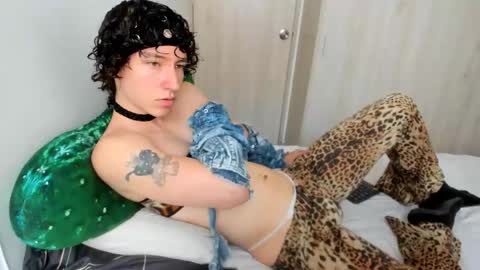 Snapshot of curlyytwink chatting on 05-13-26, 02:47 Noah online show from 05-13-26, 02:47