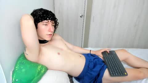 Snapshot of curlyytwink chatting on 05-23-26, 04:00 Noah online show from 05-23-26, 04:00