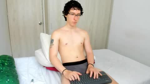 Snapshot of curlyytwink chatting on 06-05-26, 04:56 Noah online show from 06-05-26, 04:56
