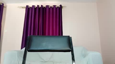 Essie online show from 09-10-25, 09:42