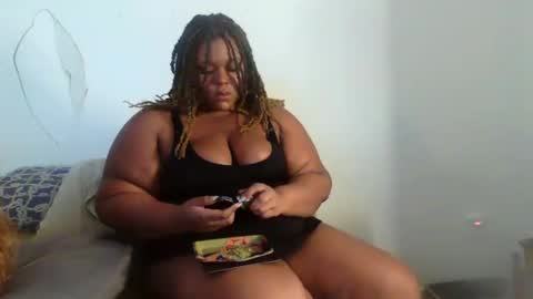 Snapshot of curvybcelinemixe chatting on 12-31-24, 02:19 Cline online show from 12-31-24, 02:19