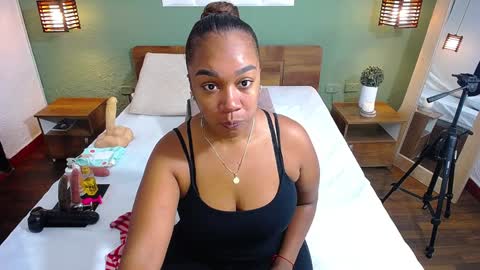 Snapshot of curvyebonyy_ chatting on 12-28-24, 07:22 Danna online show from 12-28-24, 07:22