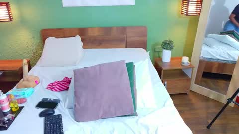 Snapshot of curvyebonyy_ chatting on 10-18-25, 07:25 Danna online show from 10-18-25, 07:25