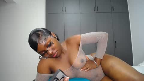 Snapshot of cute_ass18 chatting on 06-12-26, 03:11 Liya online show from 06-12-26, 03:11