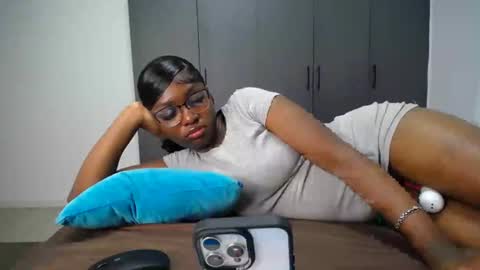 Snapshot of cute_ass18 chatting on 06-15-26, 09:00 Liya online show from 06-15-26, 09:00