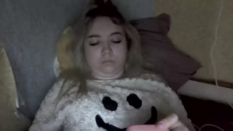 cute_beauty05 online show from 10-28-25, 09:35