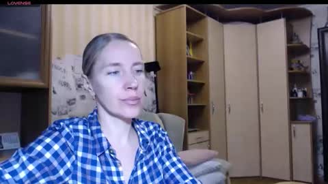 cute_lion_ online show from 11-30-25, 05:50