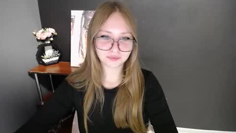 Veronica online show from 11-21-25, 08:02