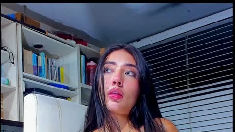 WANNA SEE MORE OF TWINS              online show from 01-08-25, 04:12