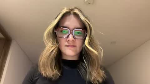 Snapshot of cutebunny_21 chatting on 06-18-26, 12:33 CuteBunny 21 online show from 06-18-26, 12:33