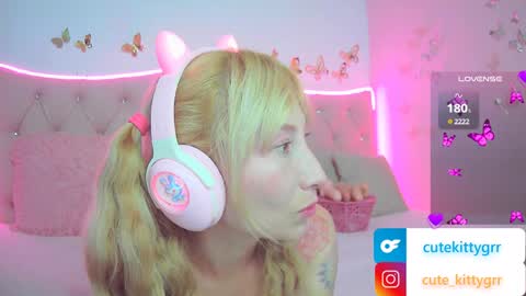 Snapshot of cuteee_kitty chatting on 02-04-25, 12:29 Kitty online show from 02-04-25, 12:29