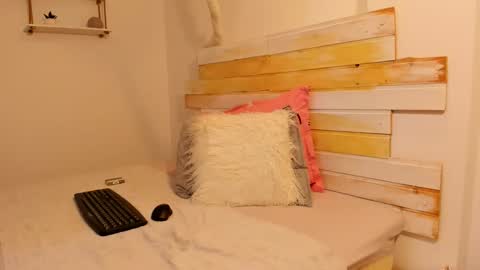 cuteeliza1 online show from 10-22-25, 07:08