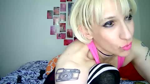Snapshot of cutefemme chatting on 05-07-26, 12:38 Bella online show from 05-07-26, 12:38
