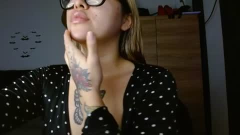 Snapshot of cuteisabella_a chatting on 06-12-26, 04:17 isabella online show from 06-12-26, 04:17