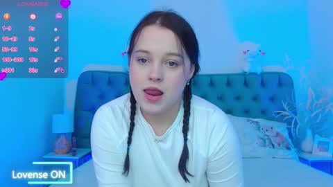 Snapshot of cutie__cutiee_ chatting on 10-09-25, 09:35 Nika online show from 10-09-25, 09:35