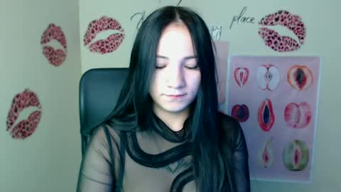 Snapshot of cutielady_ chatting on 06-14-26, 06:15 Emma online show from 06-14-26, 06:15