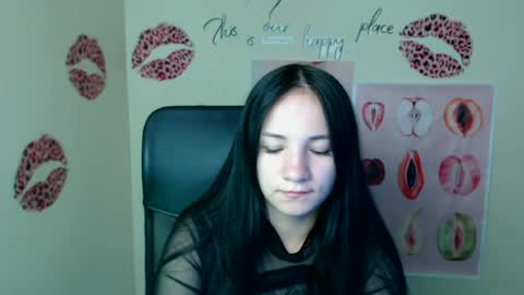 Snapshot of cutielady_ chatting on 06-15-26, 06:04 Emma online show from 06-15-26, 06:04