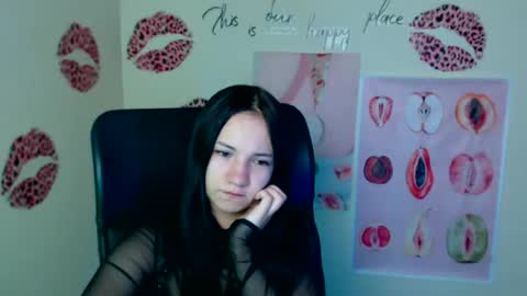Snapshot of cutielady_ chatting on 06-17-26, 06:05 Emma online show from 06-17-26, 06:05