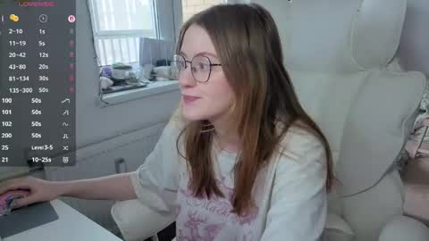 Snapshot of cutiepiealice chatting on 05-07-26, 11:37 Alice online show from 05-07-26, 11:37