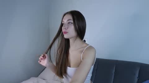 Snapshot of cutiewuwu chatting on 11-08-25, 05:29 Vivienne online show from 11-08-25, 05:29