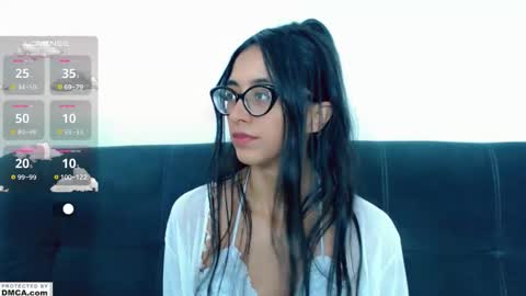 Snapshot of cutte_kitty_ chatting on 11-18-25, 10:31 miss ari online show from 11-18-25, 10:31