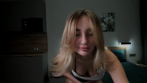 CuttieChloe online show from 12-18-24, 11:08