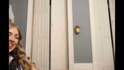 Snapshot of cyberm4ry chatting on 11-01-25, 11:29 mary online show from 11-01-25, 11:29