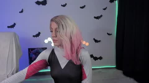 Snapshot of cyberzoe chatting on 10-19-25, 11:33 cyber zoe online show from 10-19-25, 11:33