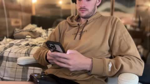 Snapshot of daddydoesit69 chatting on 11-22-25, 10:09 Leo online show from 11-22-25, 10:09