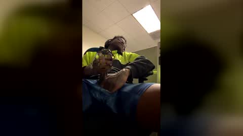 Snapshot of daddyleebbc chatting on 02-12-26, 06:41 DaddyLeeBBC online show from 02-12-26, 06:41