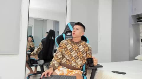 Snapshot of daddyrich4u chatting on 10-17-25, 01:42 daddyrich4u online show from 10-17-25, 01:42