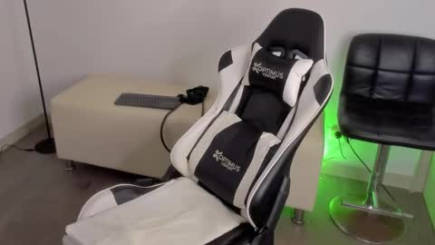 Snapshot of dafboy_ chatting on 09-29-25, 02:33 Allan Daf online show from 09-29-25, 02:33