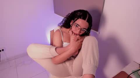 Snapshot of dahliabrowniee chatting on 03-12-25, 03:57 Dahli online show from 03-12-25, 03:57