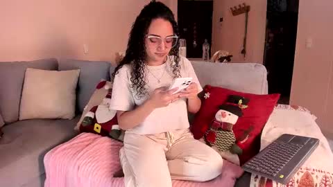 Snapshot of dahliabrowniee chatting on 12-01-25, 03:55 Dahli online show from 12-01-25, 03:55