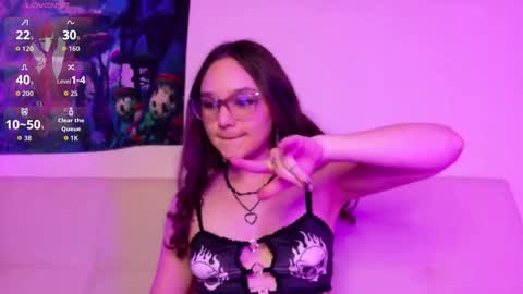 Snapshot of daihanae_ chatting on 10-18-25, 12:57 Natalia online show from 10-18-25, 12:57