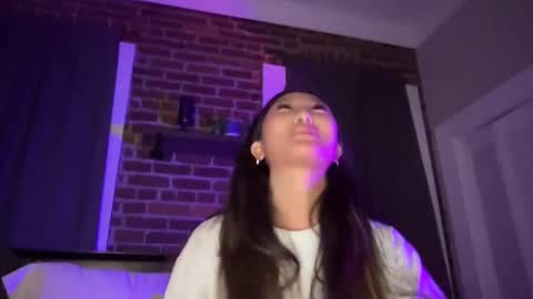 Daisy Kim online show from 02-07-25, 02:29