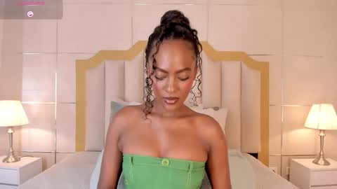 Snapshot of dakotawangi chatting on 10-26-25, 03:29 online show from 10-26-25, 03:29