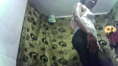 Snapshot of dalila_b chatting on 10-30-25, 03:41 Dali online show from 10-30-25, 03:41