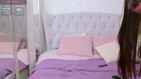 Snapshot of damn_bae__ chatting on 02-17-25, 01:15 Julia online show from 02-17-25, 01:15