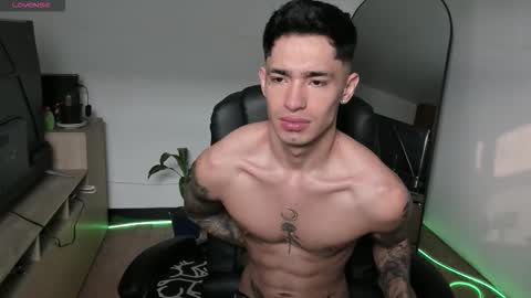 Snapshot of damon_333 chatting on 12-22-25, 09:23 Damon online show from 12-22-25, 09:23