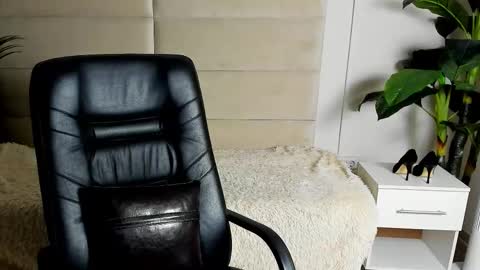 Dana Dom online show from 10-26-25, 02:01