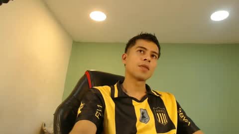 Snapshot of danielitopapii chatting on 06-19-26, 04:44 danielitopapii online show from 06-19-26, 04:44